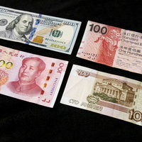 100USDと100HKDと100CNYと100RUBの紙幣比較の写真