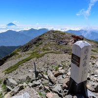 赤石岳山頂標から望む富士山のシルエット～南アルプスの絶景の写真