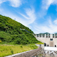青空と苫田ダム、奥津湖を臨む鏡野町の風景の写真
