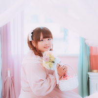 ぽちゃかわ姫がピンク色のドレスでブーケを持つの写真