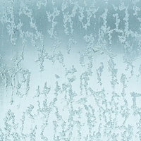 窓ガラスに張り付いた溶けた雪と結露の氷結晶の写真