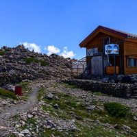 南アルプス赤石岳山頂直下にある避難小屋と登山道の写真