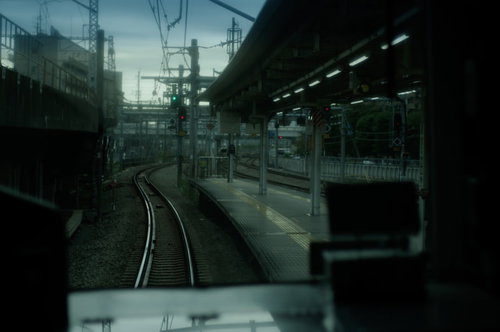 電車の車窓から見る駅のホームと線路