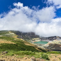 蔵王のシンボル御釜、蔵王山の火口湖、エメラルドグリーンの絶景の写真