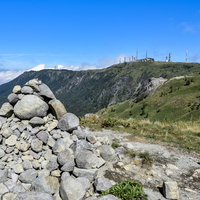 美ヶ原登山道から見る山頂方面のケルンと草原の写真