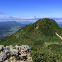 俎嵓から見た柴安嵓と燧ヶ岳の稜線が連なる風景の写真