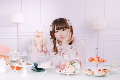 スイーツに囲まれてご満悦なツインテぽちゃかわ姫のティーパーティー