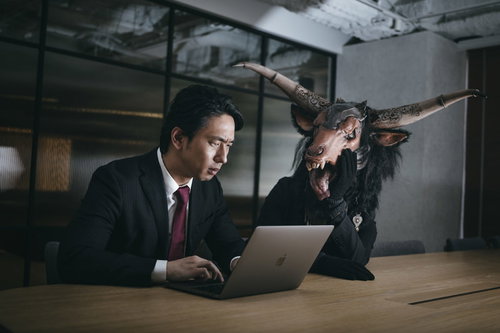 これ、残業代つかないからね。悪魔にささやかれるスーツ男性