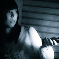 「あれは...何...?」得体の知れない蠢きに怯える女性の写真