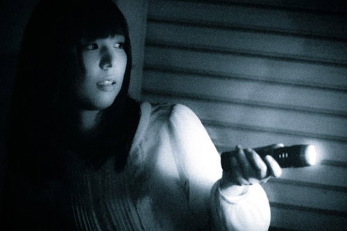 「あれは...何...?」得体の知れない蠢きに怯える女性