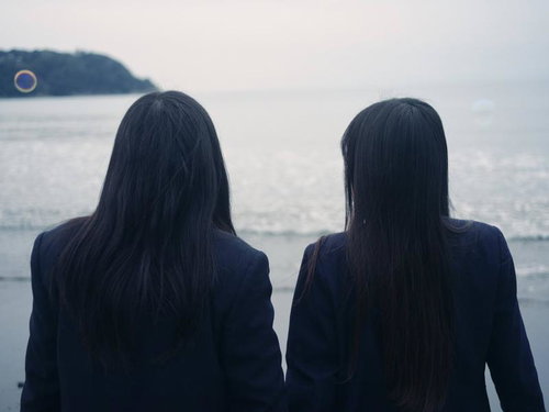 海岸に来た女子高生ふたり