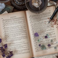 クリスタルと魔女の机の上のコレクションの写真