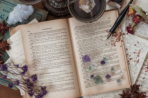 クリスタルと魔女の机の上のコレクション