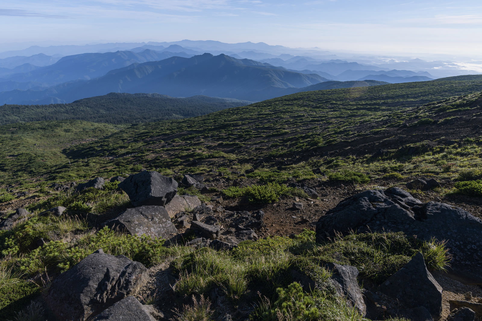 蔵王山の岩石地帯から北蔵王方面の山々を望む風景