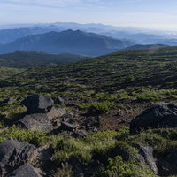 蔵王山の岩石地帯から見る北蔵王方面の山々の写真