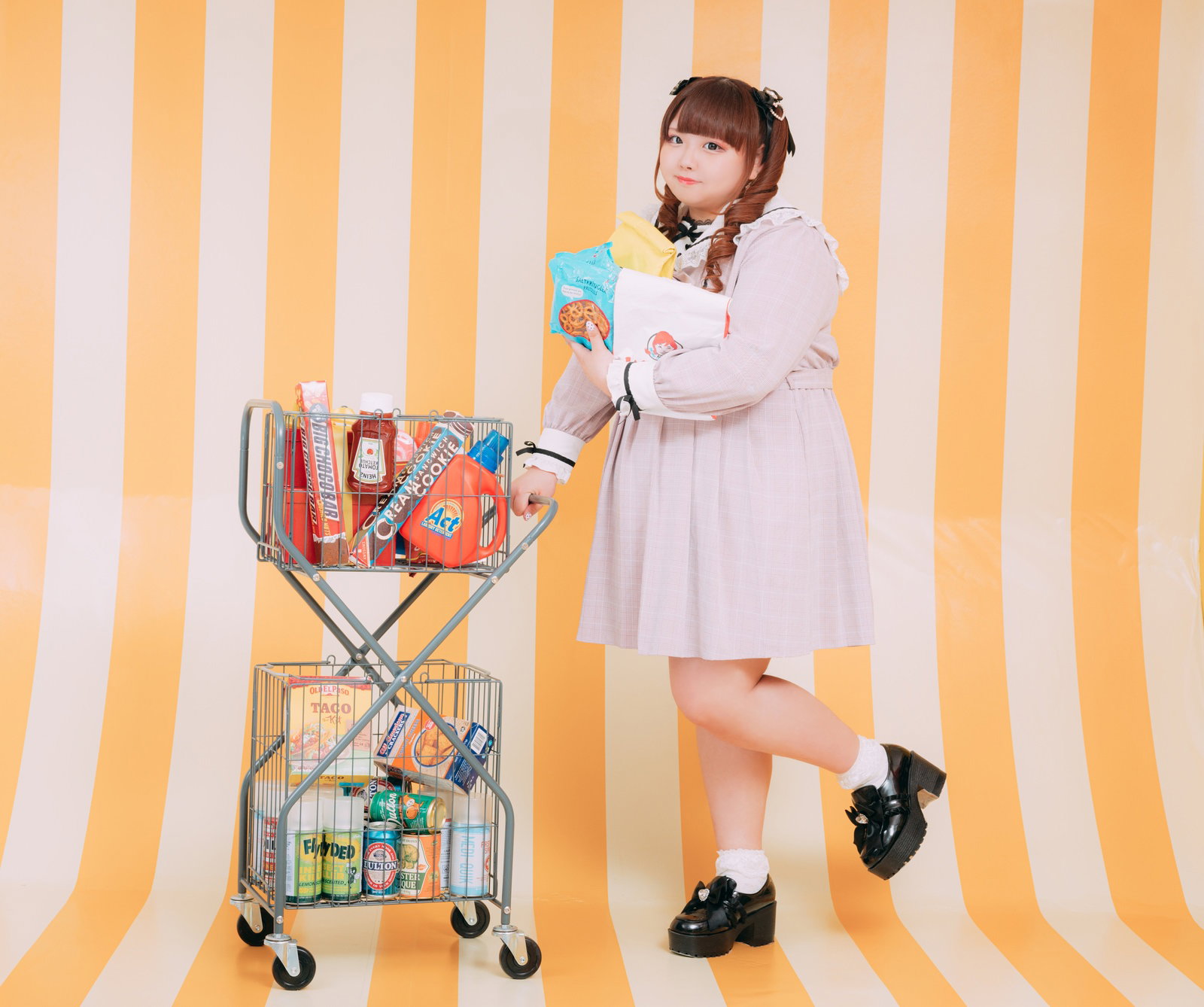 ショッピングカートに商品を詰めて微笑むぽちゃかわ女性［モデル：あづき］