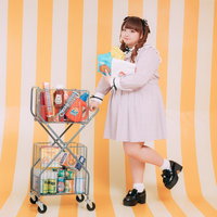 たくさん買い物ができてご満悦なぽちゃかわ女性の写真