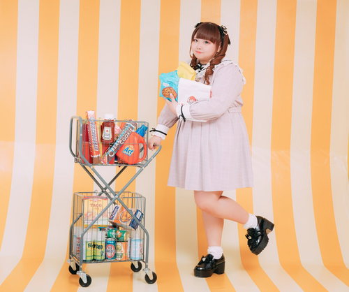 たくさん買い物ができてご満悦なぽちゃかわ女性