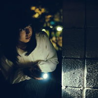 深夜に物音がしたから懐中電灯を持って確認しに来た女性（死亡フラグ）の写真