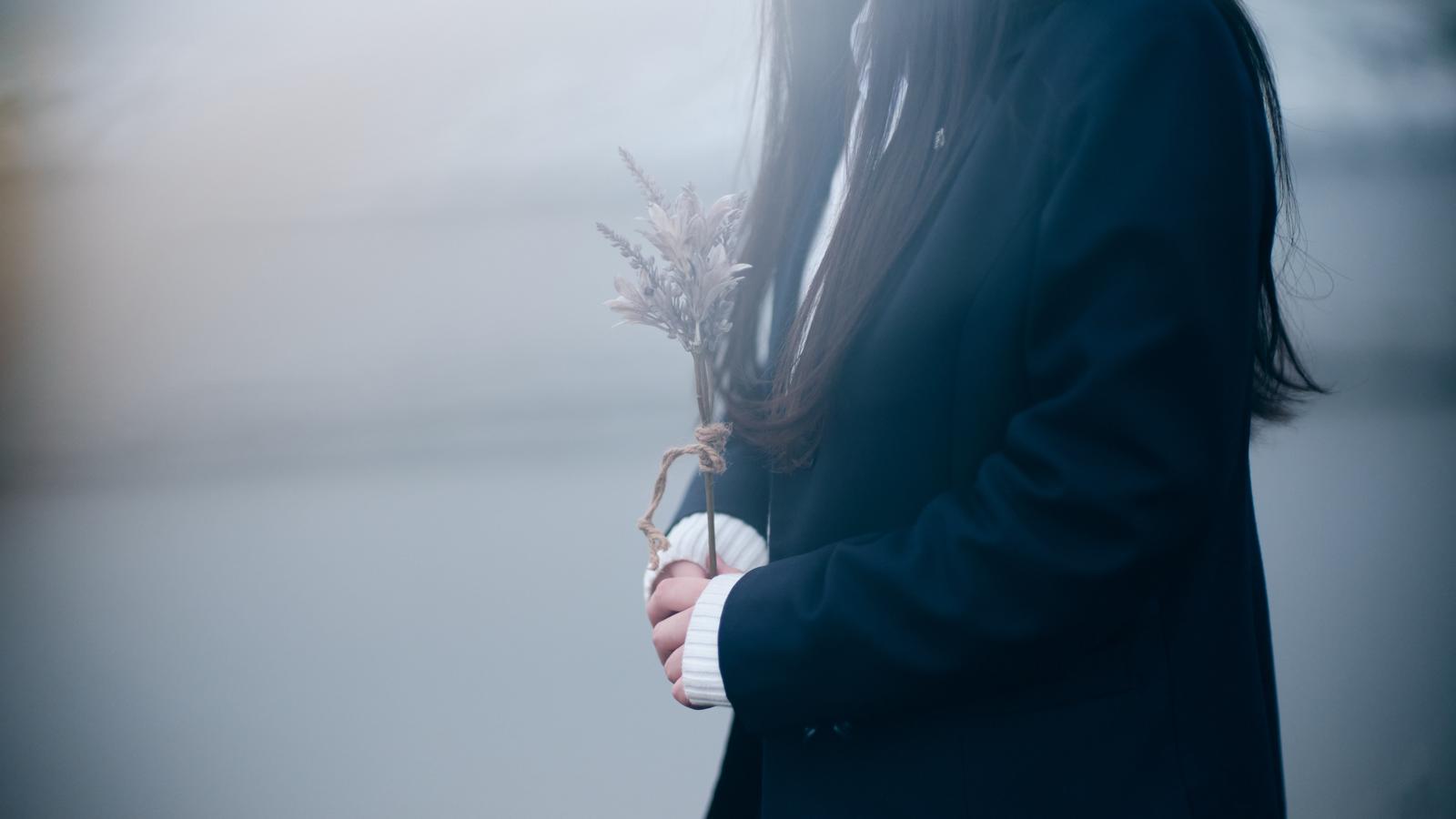 ドライフラワーを持つ女子高生の後ろ姿
