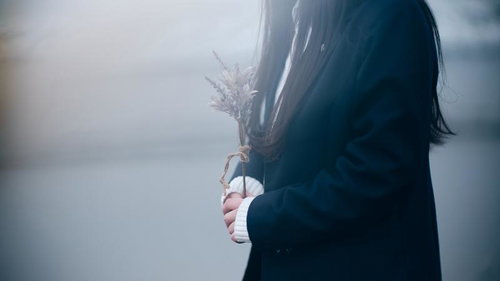 ドライフラワーを持った女子高生の逆光ポートレート