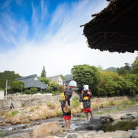 奥津温泉名物、吉井川の河原で行う足踏み洗濯（鏡野町）の写真