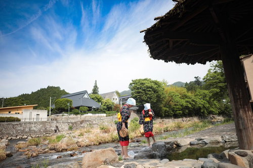 奥津温泉名物、吉井川の河原で行う足踏み洗濯（鏡野町）