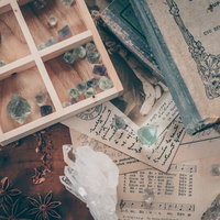 古い洋書と水晶が散らばる魔女の机のアンティークな配置の写真