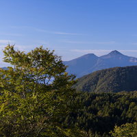 西吾妻山の山頂から望む磐梯山（ばんだいさん）の写真