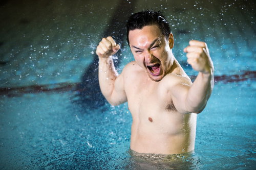 プールの中から叫ぶドイツ人ハーフ