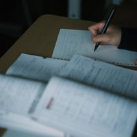 今日も課題でてんてこまい、ノートに書き込む受験生の写真