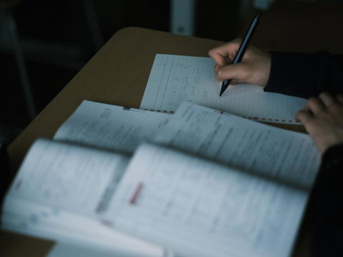 今日も課題でてんてこまい、ノートに書き込む受験生