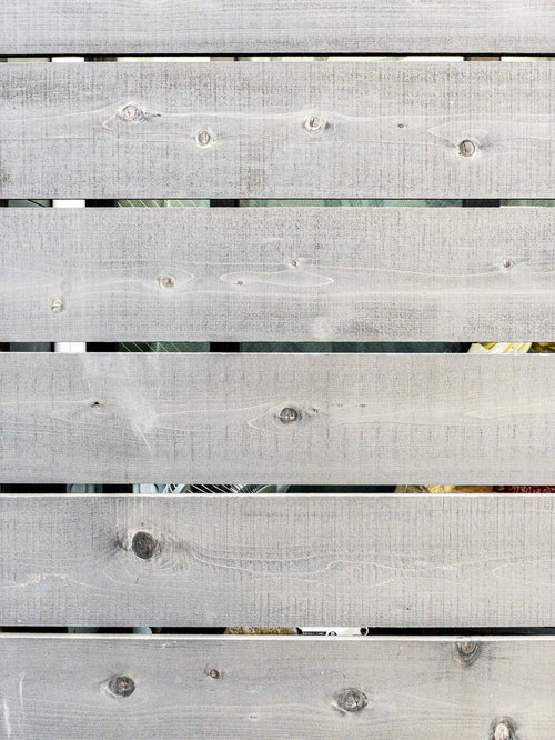 目隠し用の板壁のテクスチャー、グレーがかった木目と節が並ぶ