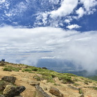 蔵王山頂で休憩する登山者たちと雲海の絶景の写真