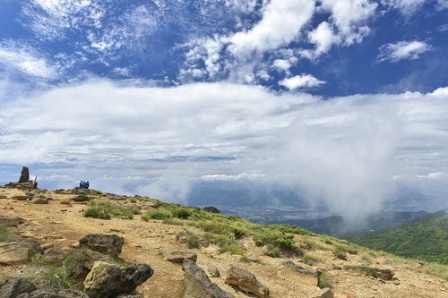 蔵王山頂で休憩する登山者たちと雲海の絶景