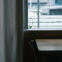 教室の机と窓辺のカーテン、学習環境と学校風景の写真