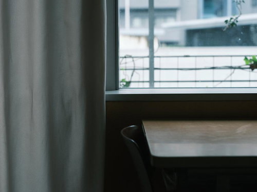 教室の机と窓辺のカーテン、学習環境と学校風景