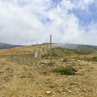 迷わないように等間隔で立てられた蔵王山の稜線ポールの写真