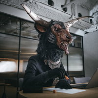 オフィスで契約書に捺印する魔神の写真