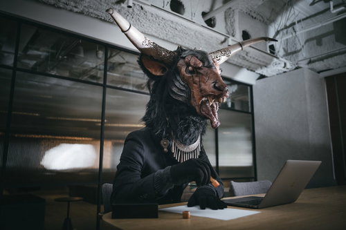 オフィスで契約書に捺印する魔神