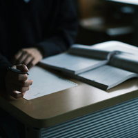 単位が足らなくて居残りで補習を受ける学生の写真