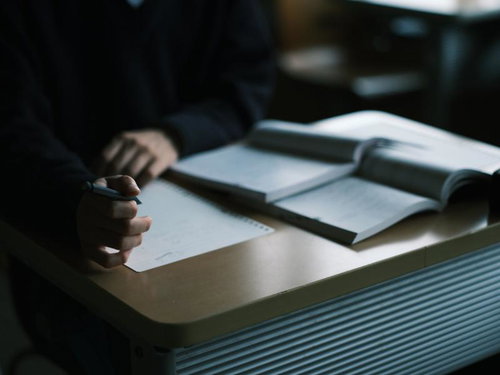 単位が足らなくて居残りで補習を受ける学生