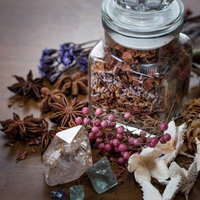 透明なガラス瓶に詰めた魔法使いの薬瓶と結晶の魔術装飾の写真