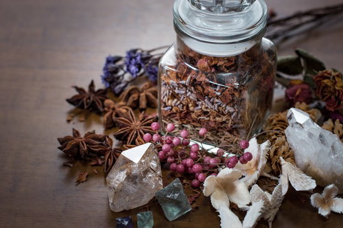 透明なガラス瓶に詰めた魔法使いの薬瓶と結晶の魔術装飾