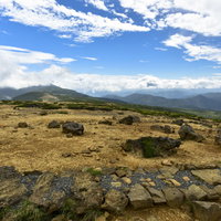 ゴツゴツした岩が転ぶ蔵王山頂、日本百名山の絶景の写真
