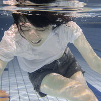 私、泳げないんです女子がプールで水中に沈むの写真