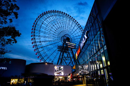 夜の大阪観覧車（レッドホークスオオサカホイール）