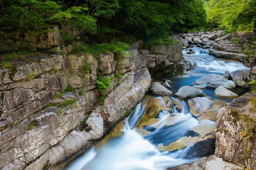 黄緑のカットガラス脚付き鉢