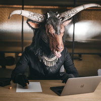 悪魔の契約を交わすビジネス魔神の写真