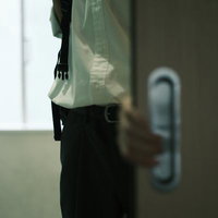 ガラガラガラと教室の扉をあける遅刻の瞬間の写真